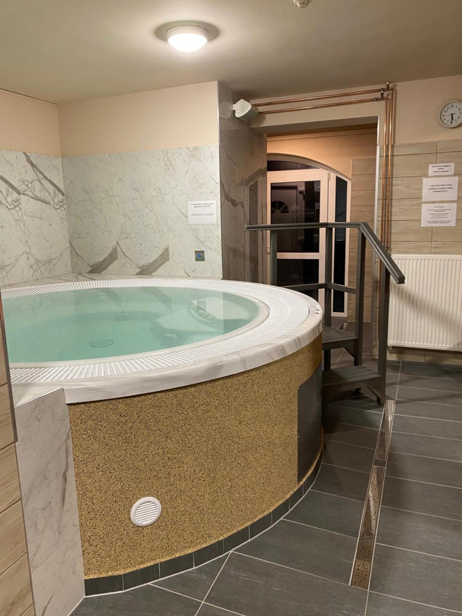 Royal Hotel Cserkeszőlő المظهر الخارجي الصورة